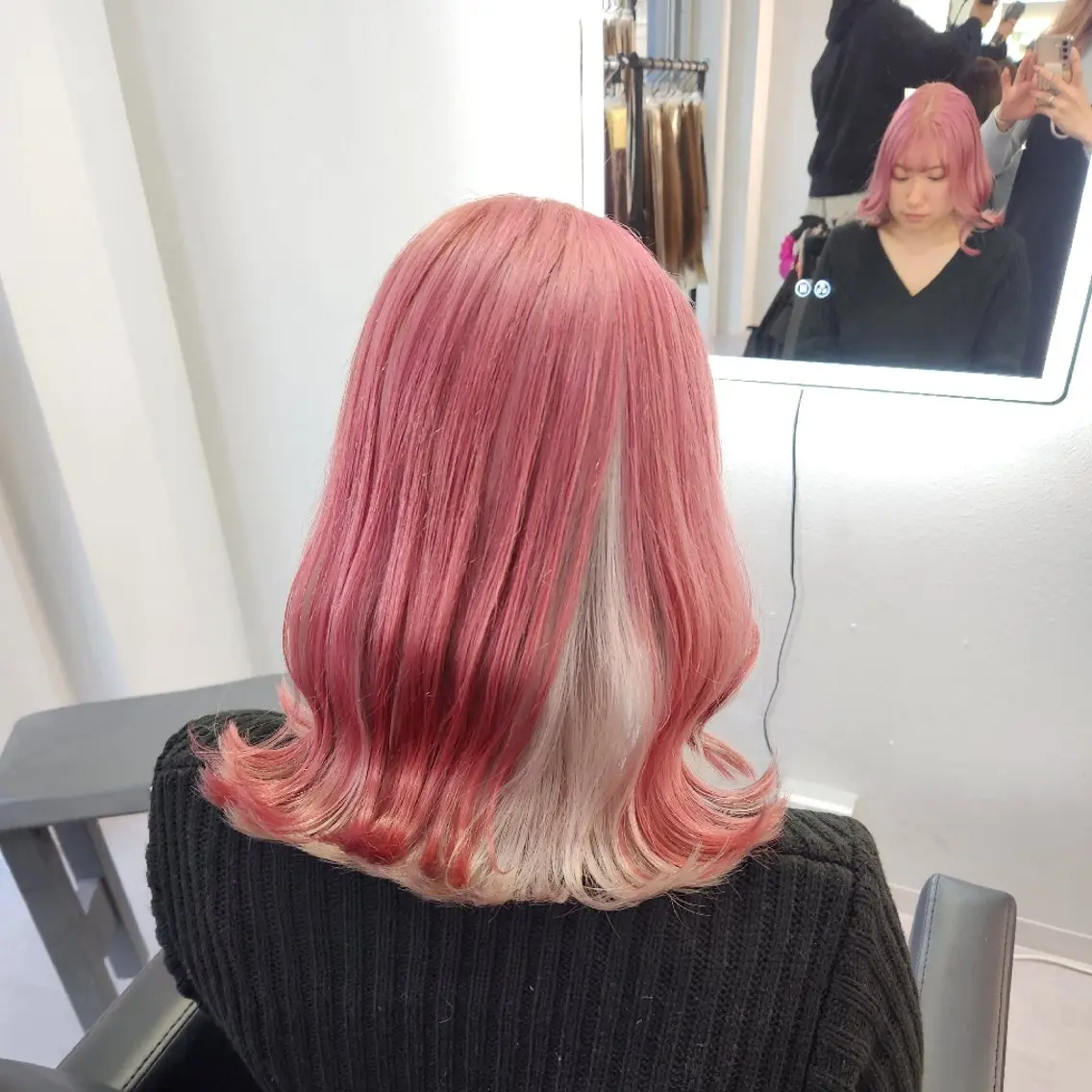 ミディアム カラー アッシュ ピンクカラー ホワイトピンク ホワイトアッシュ ヘアカラー ツヤ髪✨縮毛矯正 ハイトーンカラーのヘアスタイル