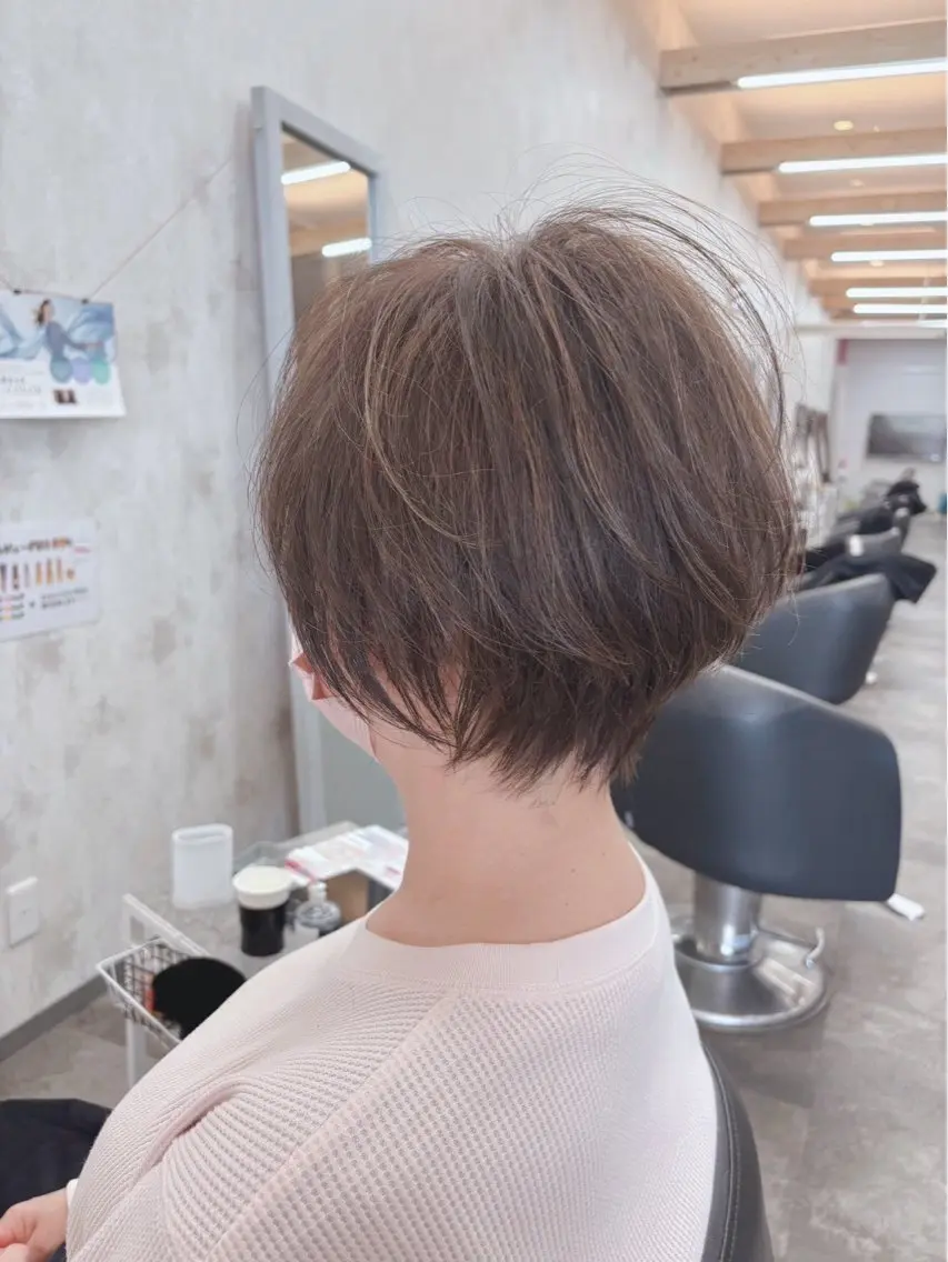 ショート カラー 藤田 麗安のヘアスタイル