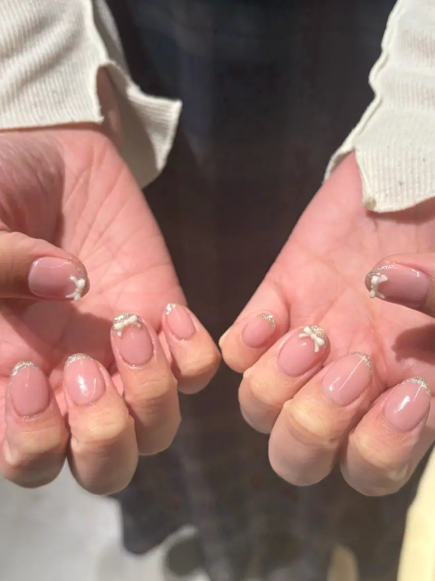ネイル フレンチネイル ラメ(グリッター) ハンドネイル Miura.H 🦋🫧のネイルデザイン