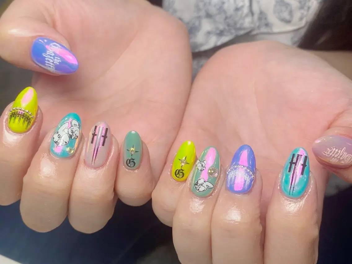 ネイル チークネイル フレンチネイル ジェルネイル ガーリー キラキラネイル ハンドネイル UM Nail Salonのネイルデザイン