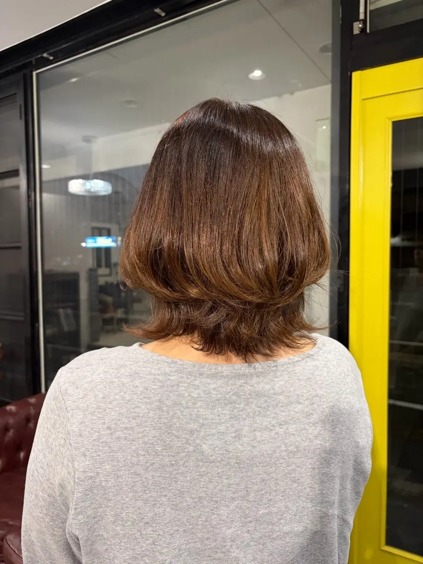 ミディアム カラー くびれヘア レイヤーカット 外ハネヘア NARVIS cocomiのヘアスタイル
