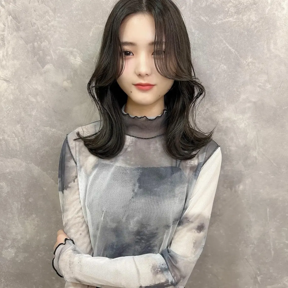 ミディアム ヘアカラー トリートメント 韓国🇰🇷レイヤー カットオリーブカラーのヘアスタイル