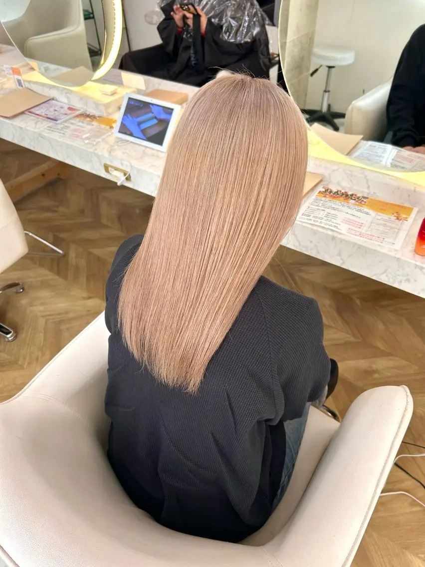セミロング ヘアカラー 𝜗𝜚ブリーチ ／レイヤー𝜗𝜚のヘアスタイル