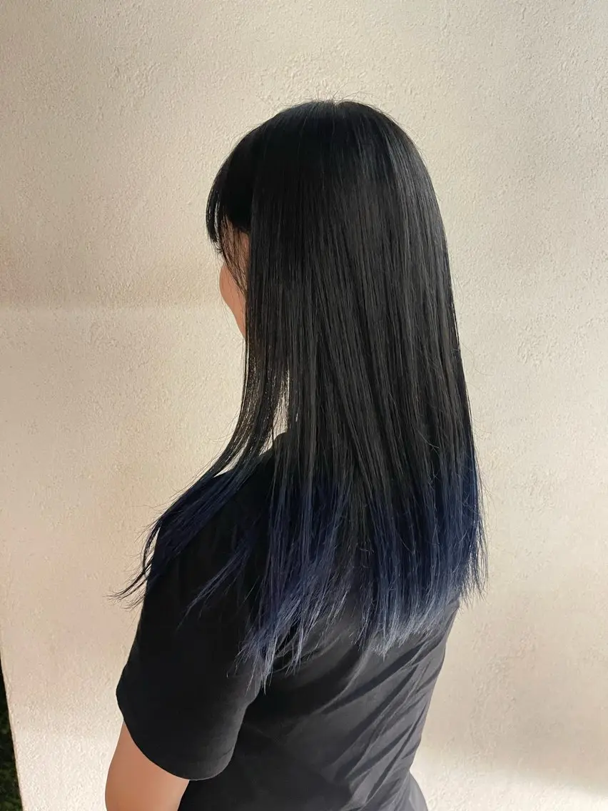 ロング カラー 黒髪 ブルーカラー inchelsea ririkaのヘアスタイル