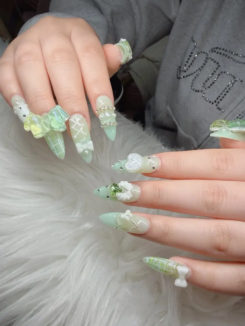 ネイル 長さ出し グラデーション 卒業式 キラキラネイル マグネットネイル Lee Nailsのネイルデザイン