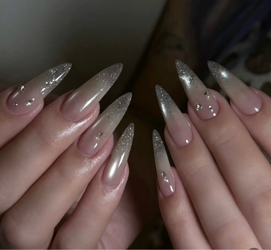 ネイル ガーリー キラキラネイル 韓国ネイル ロングネイル シンプルネイル ハンドネイル Genie Mika Nailsのネイルデザイン
