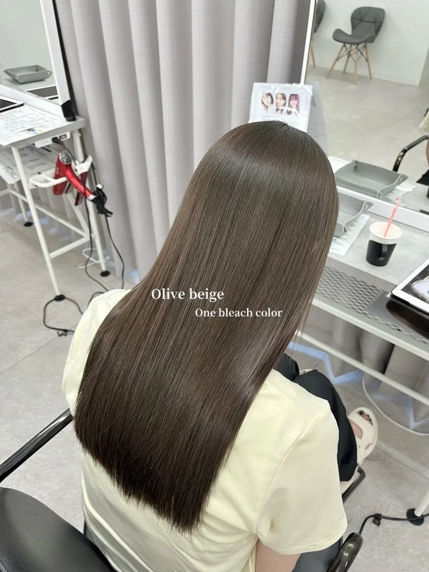 ロング カラー ブリーチ 透明感カラー 柔らかオリーブ🌿 HIMARI🌻のヘアスタイル