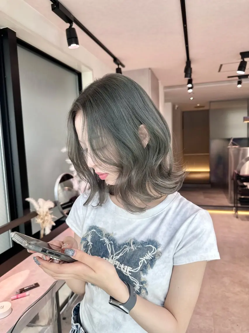セミロング カラー ヘアアレンジ ヘアカラー トリートメント ヘアセット くれは/ブリーチ/ハ イトーン/透明感のヘアスタイル