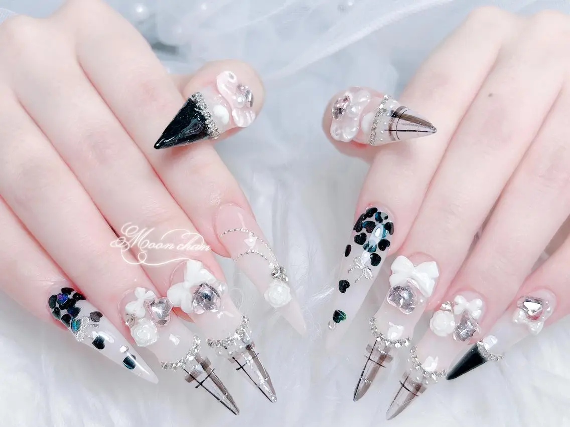 ネイル 長さ出し キラキラネイル 韓国ネイル ロングネイル マグネットネイル ハンドネイル ハンドケア MUNI🎀 NAIL のネイルデザイン