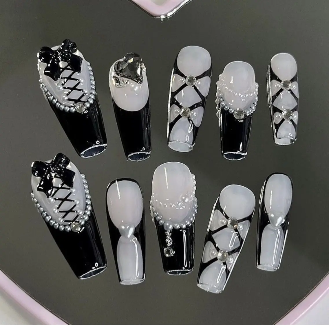 ネイル マグネットネイル ピンク ネイルチップ 冬ネイル クリスマス ハンドネイル Lee Nailsのネイルデザイン