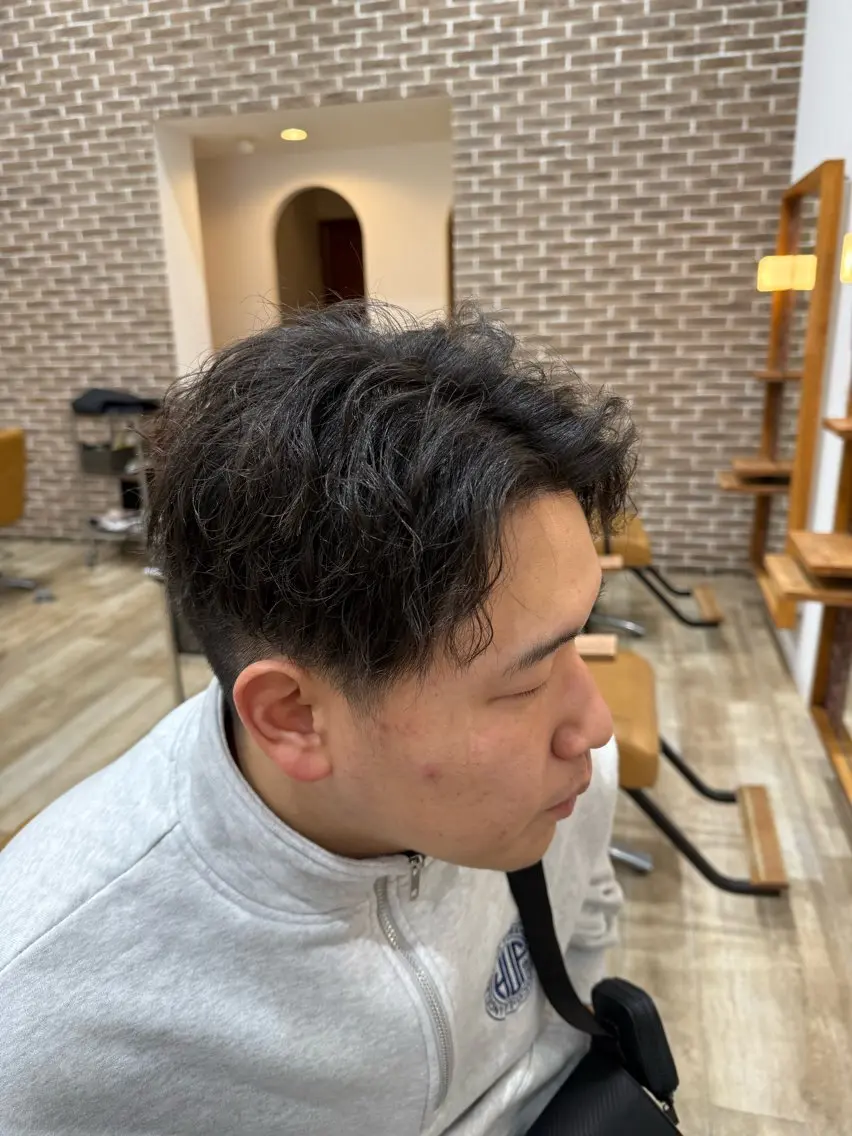ショート パーマ メンズ メンズブリーチ センターパート フェードカット フェザーパーマ メンズハイライト 堀江/レイヤーカット /髪質改善のヘアスタイル