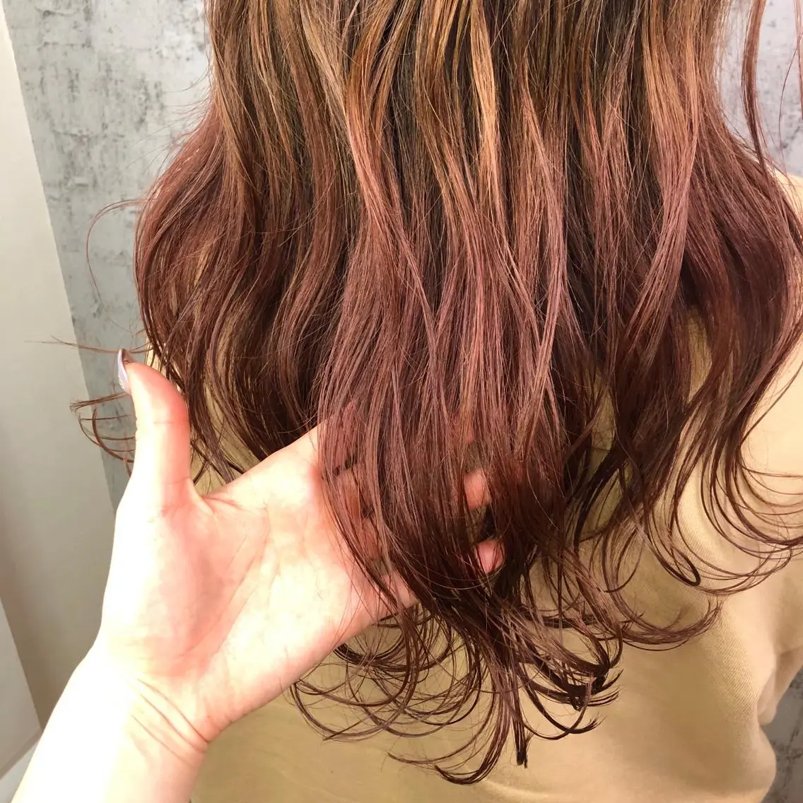 ロング カラー グラデーションカラー ピンクカラー 小顔レイヤー/ ベージュ🤍Rieのヘアスタイル