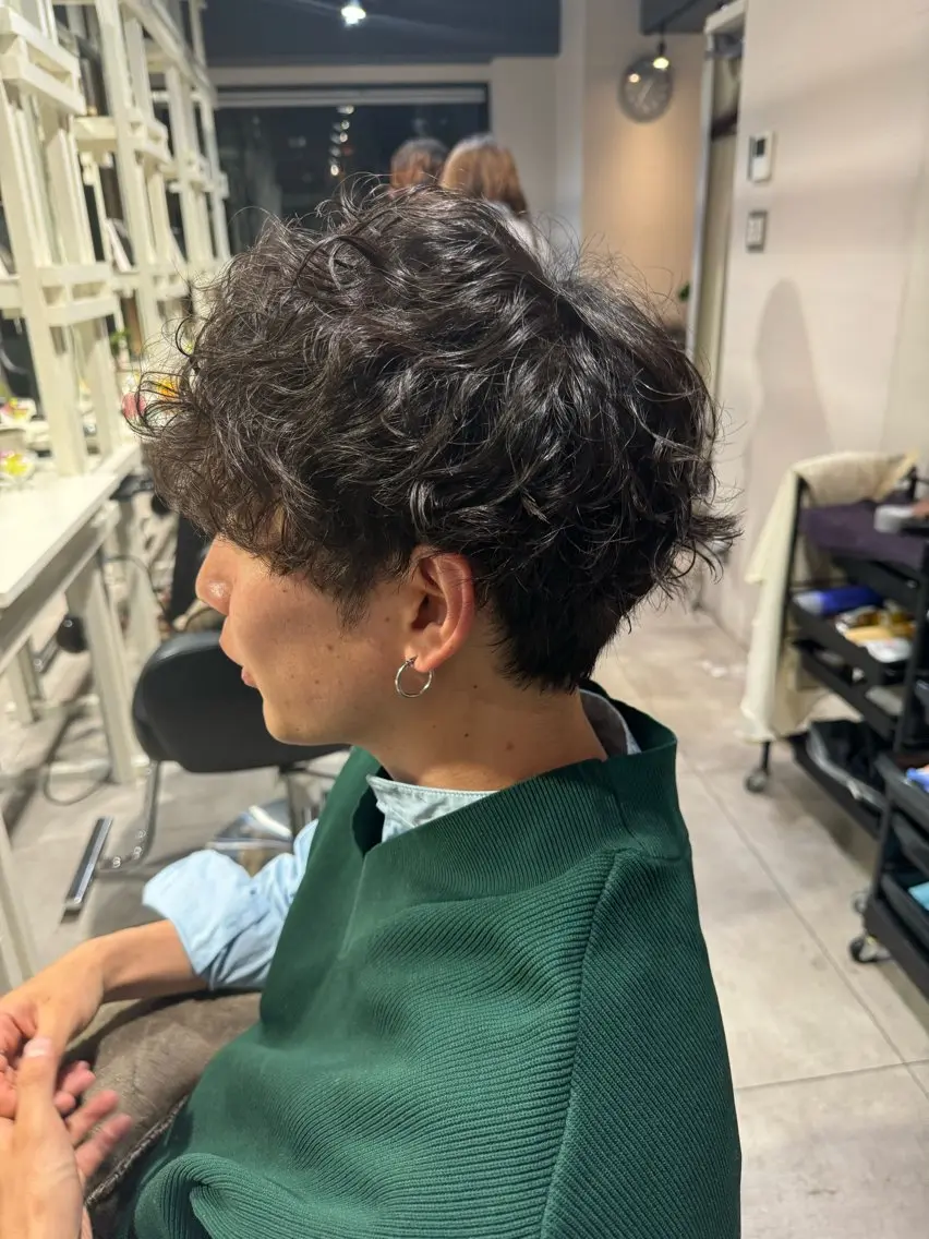 ミディアム パーマ メンズ 波巻きパーマ 似合う髪型が 分からない方へのヘアスタイル
