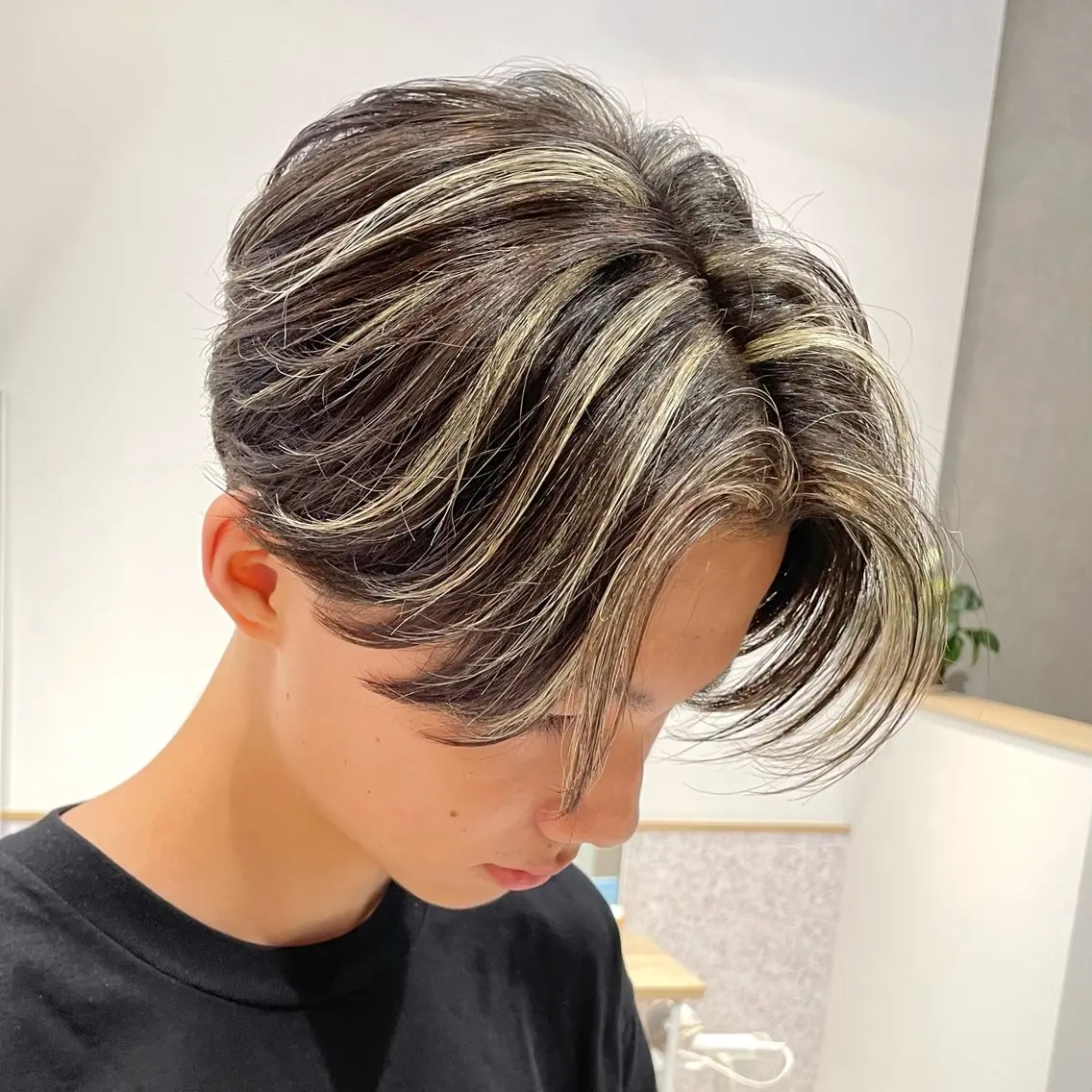 カラー メンズ メンズハイライト メンズメッシュ ハイライトカラー メッシュ メンズ指名no'1 佐藤　亘のヘアスタイル