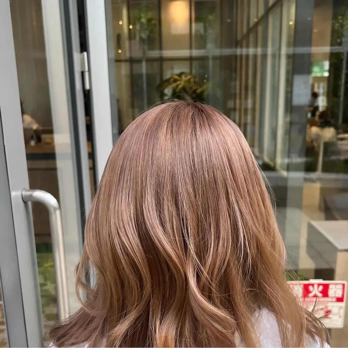 セミロング カラー ベージュカラー ブリーチ ミルクティーベージュ ヘアカラー 🫧Ai/ ロロネー森ノ宮💖のヘアスタイル