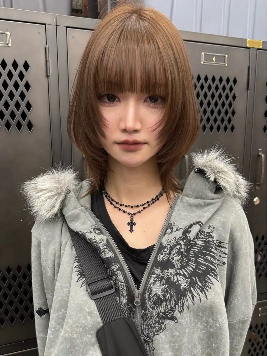 ミディアム カラー イツク ⚡️ ルーツ/ハイトーンのヘアスタイル