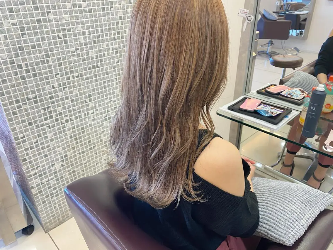 ロング カラー ベージュカラー 透明感カラー ハイライトカラー ミルクティーベージュ ハイライト カット ヘアカラー トリートメント 鈴木 翔梧のヘアスタイル