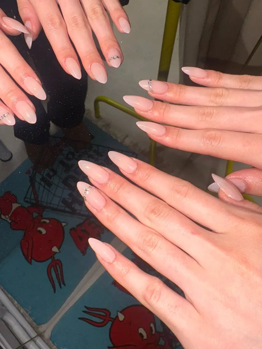 ネイル ミディアムネイル シンプルネイル ストーンネイル 33nail✴️栄 スミレ❇️Gel-xのネイルデザイン