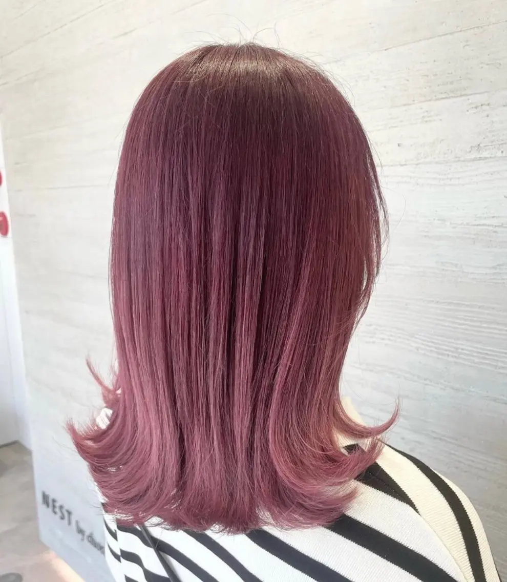 セミロング カラー ピンクカラー 外ハネヘア サキ🤍ハイトーン 🪩レイヤーカットのヘアスタイル