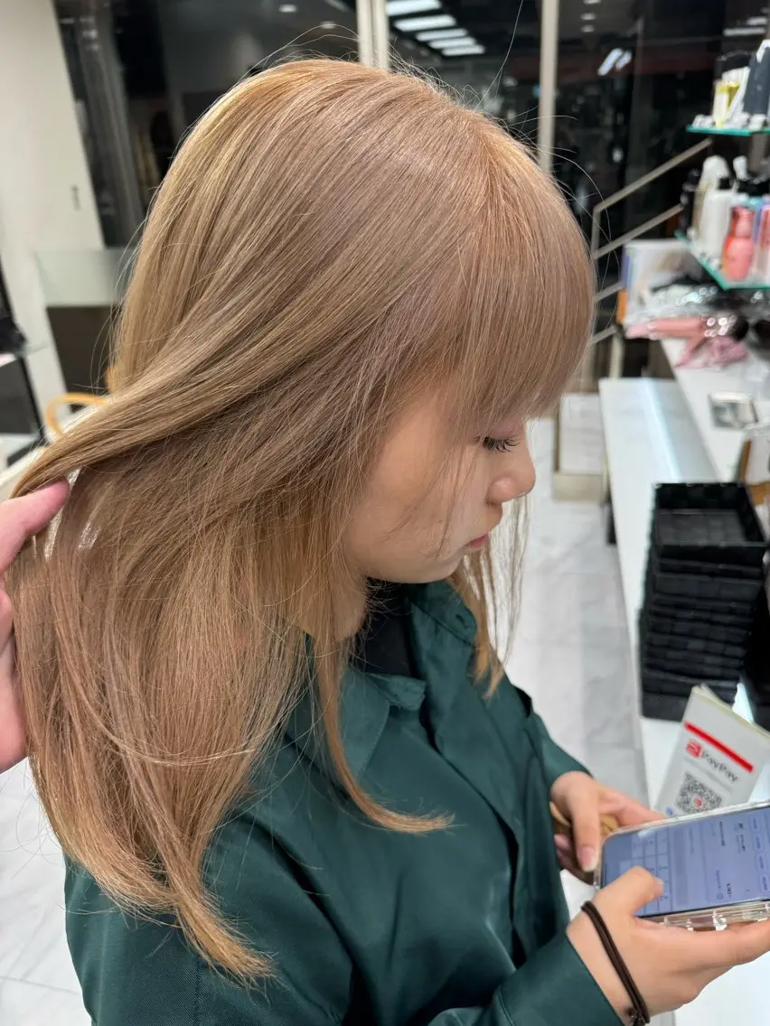 セミロング カラー ヘアアレンジ 切りっぱなしボブ ベージュカラー ブリーチ デザインカラー ダブルカラー カット ヘアカラー トリートメント 目黒 碧人のヘアスタイル