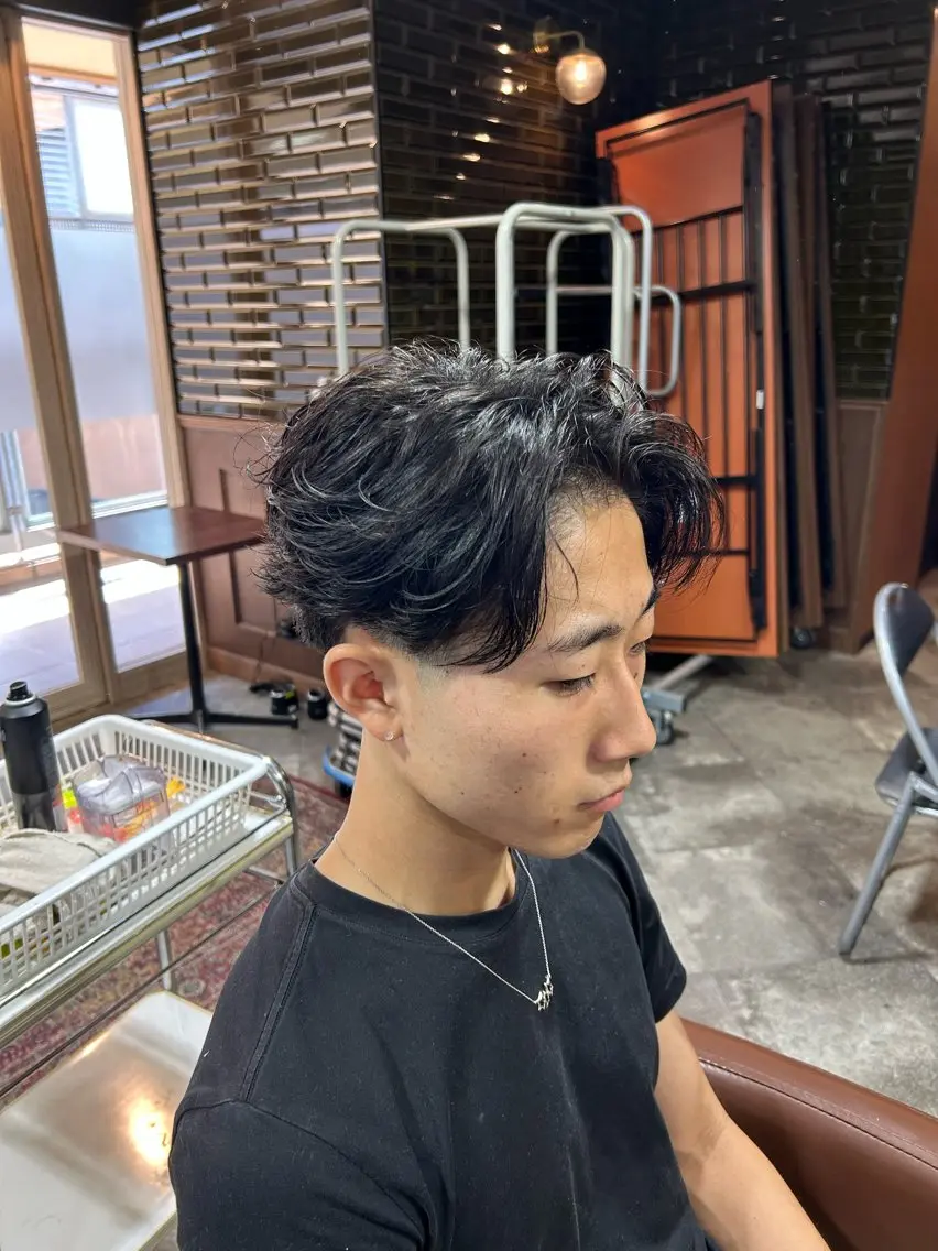 ミディアム メンズ ミディアムパーマ フェザーパーマ メンズパーマ 衛藤 星芭／カット無料天神のヘアスタイル