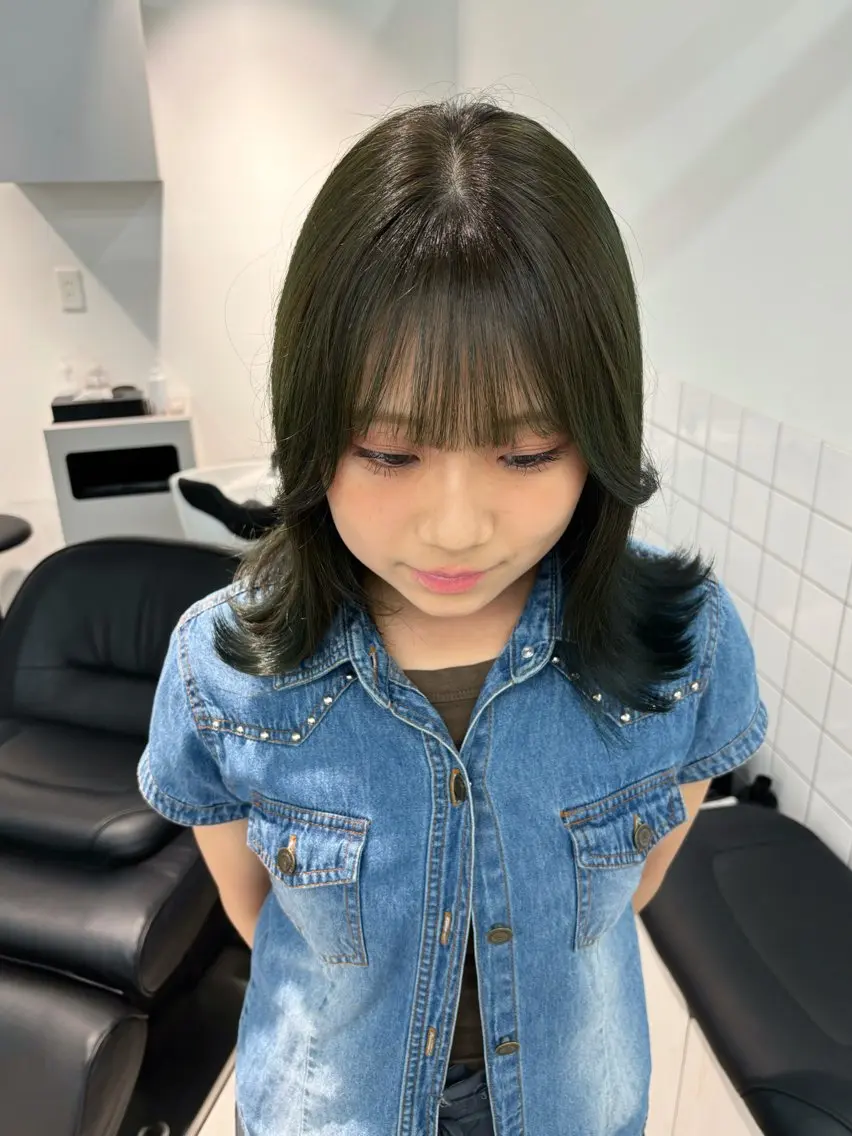 ミディアム カラー ブリーチ グレージュ ブリーチなしカラー オリーブグレージュ オリーブグレー ヘアカラー トリートメント 𝗺𝗶𝗸𝘂♡ 似合わせ🎀のヘアスタイル