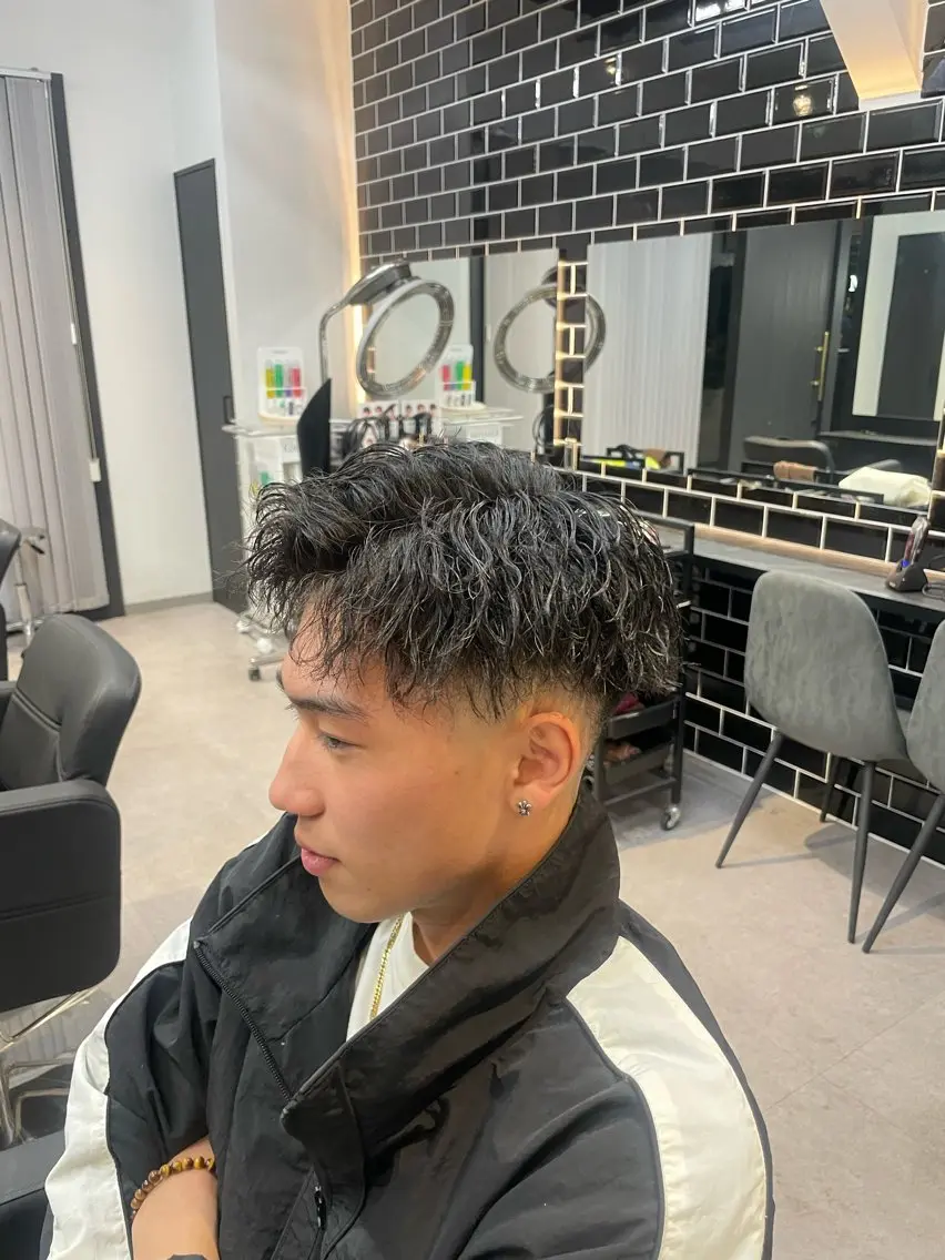 ショート パーマ メンズ アップバング メンズパーマ ツイストスパイラルパーマ スパイラルパーマ 清藤 竜輝のヘアスタイル