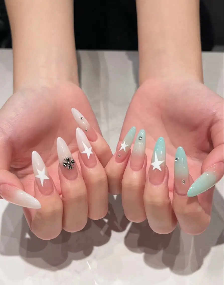 ネイル キラキラネイル マグネットネイル ぷっくりネイル ネイルチップ ワンホンネイル ハンドネイル Lyna 池袋のネイルデザイン