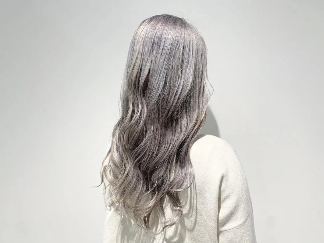 ロング カラー ブリーチ シルバー 辻川 真央のヘアスタイル