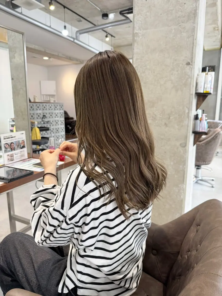 ロング カラー オリーブグレー カット ヘアカラー トリートメント カイリ /レイヤーカットのヘアスタイル