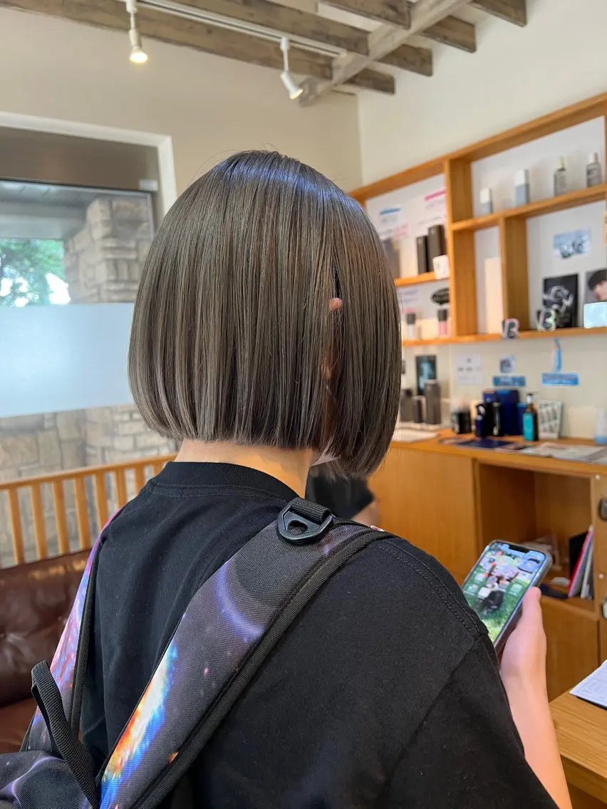 ショート カラー ブリーチ 透明感カラー グレージュ ボブ miku 三ノ輪のヘアスタイル