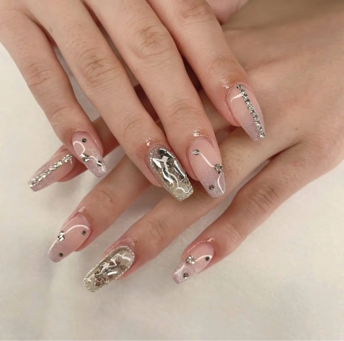 ネイル フレンチネイル キラキラネイル マグネットネイル ミラーネイル ニュアンスネイル Tira Nailのネイルデザイン