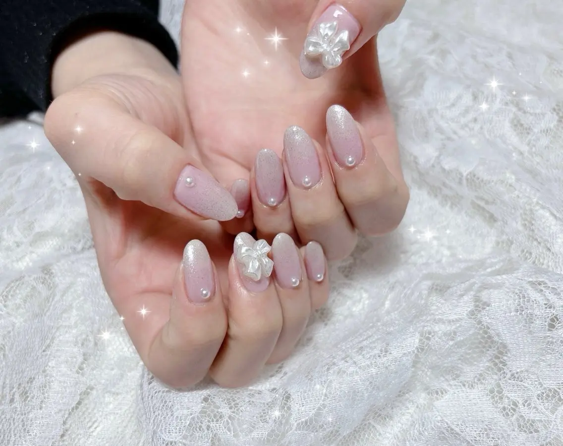 ネイル グラデーション キラキラネイル ホワイト ハンドネイル FLARE NAIL フレアネイルのネイルデザイン