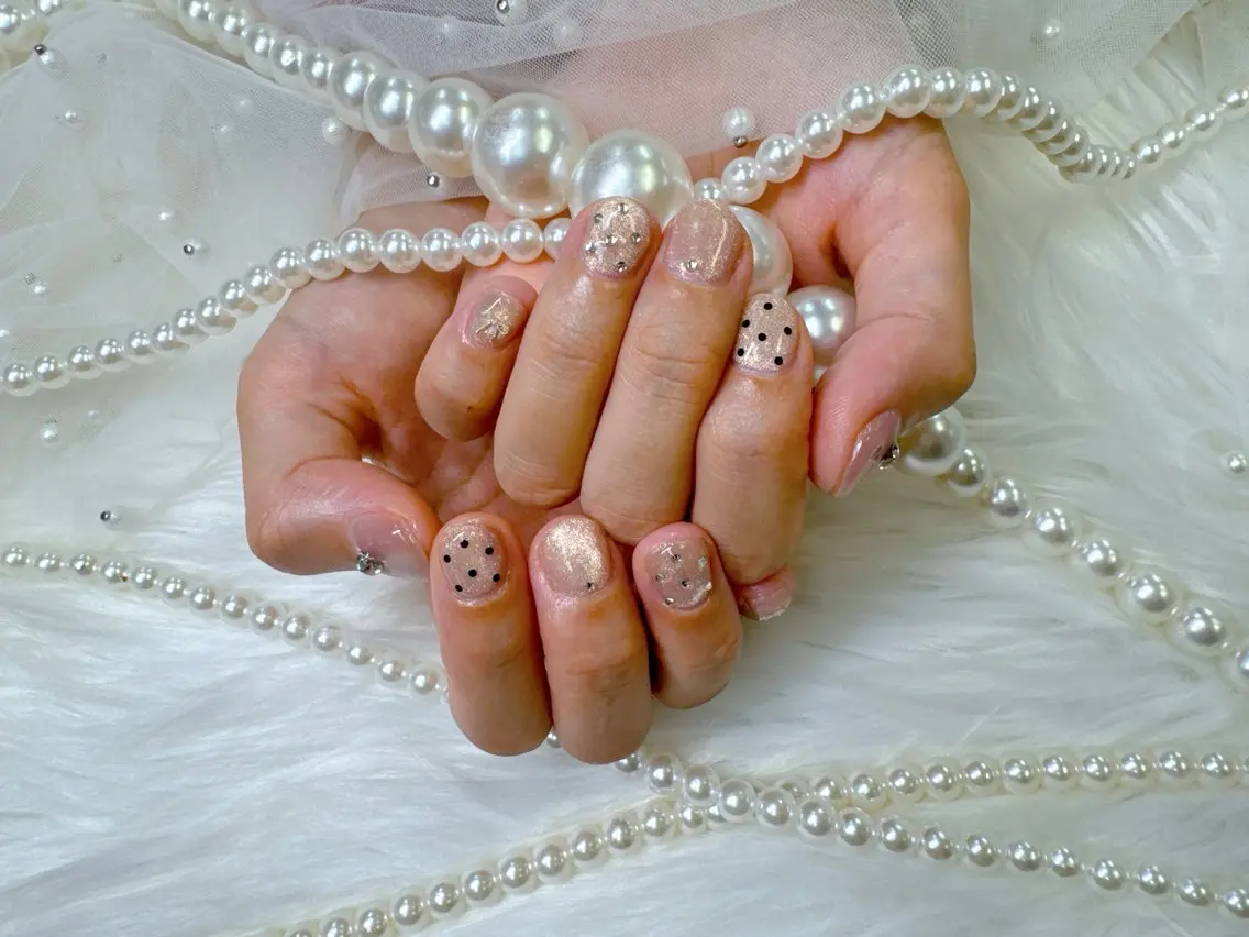 ネイル ボルドー チークネイル ドット 長さ出し フレンチネイル Queeens nailのネイルデザイン
