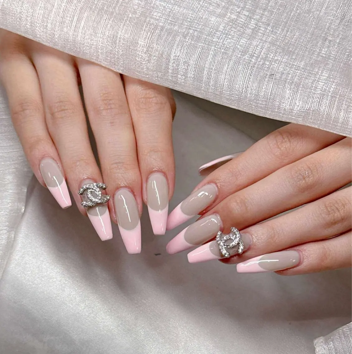 ネイル 長さ出し グラデーション 卒業式 キラキラネイル マグネットネイル ハンドネイル Lee Nailsのネイルデザイン