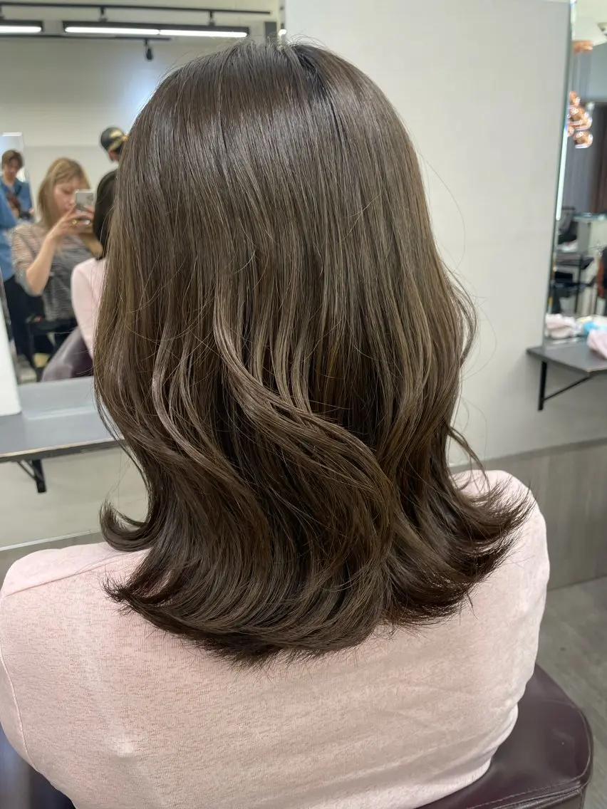 ミディアム カラー グレージュ オリーブグレージュ オリーブグレー レイヤーカット AIRI layer cut hairのヘアスタイル