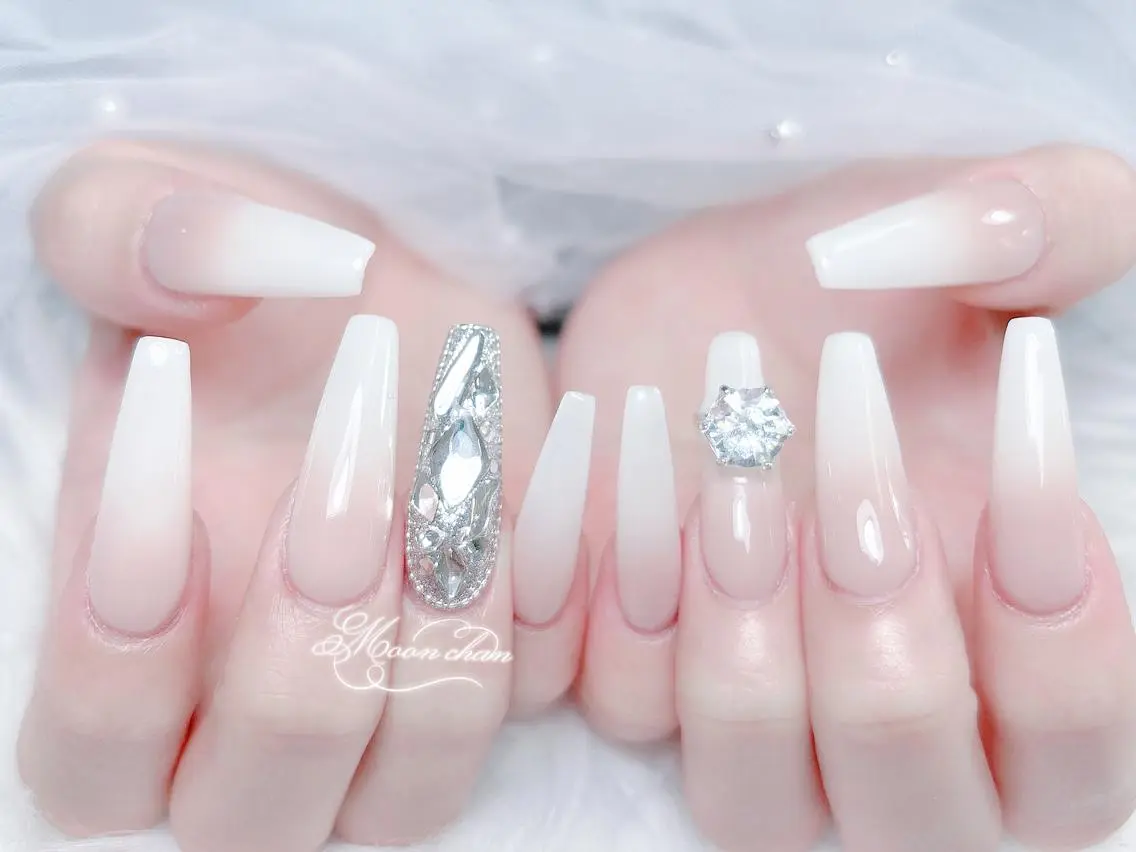 ネイル 長さ出し キラキラネイル 韓国ネイル ロングネイル マグネットネイル ハンドネイル ハンドケア 🎀Reina🎀 長さ出し新宿のネイルデザイン