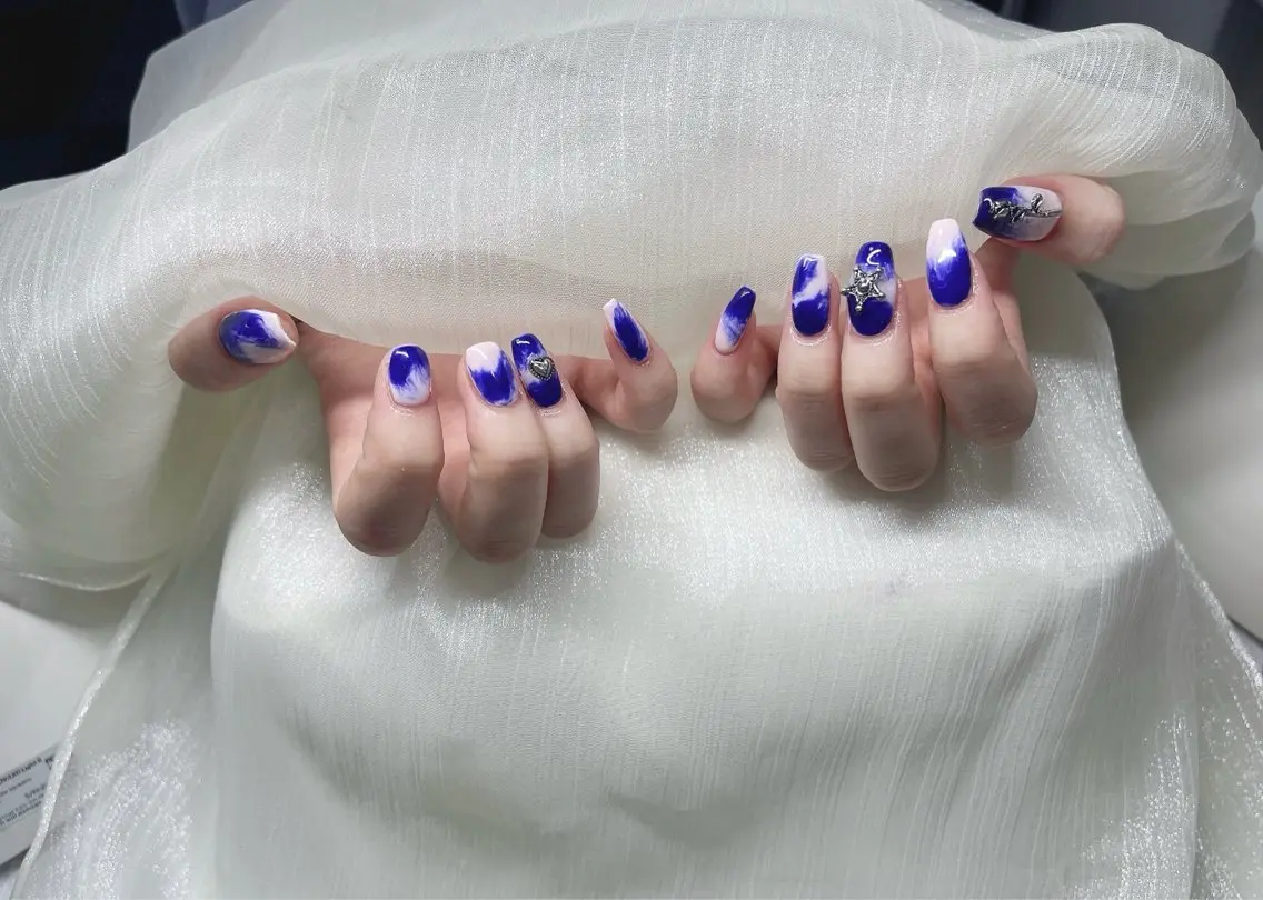 ネイル オーロラネイル 長さ出し フレンチネイル ジェルネイル ガラスフレンチ Rimi Nailアメリカ村のネイルデザイン