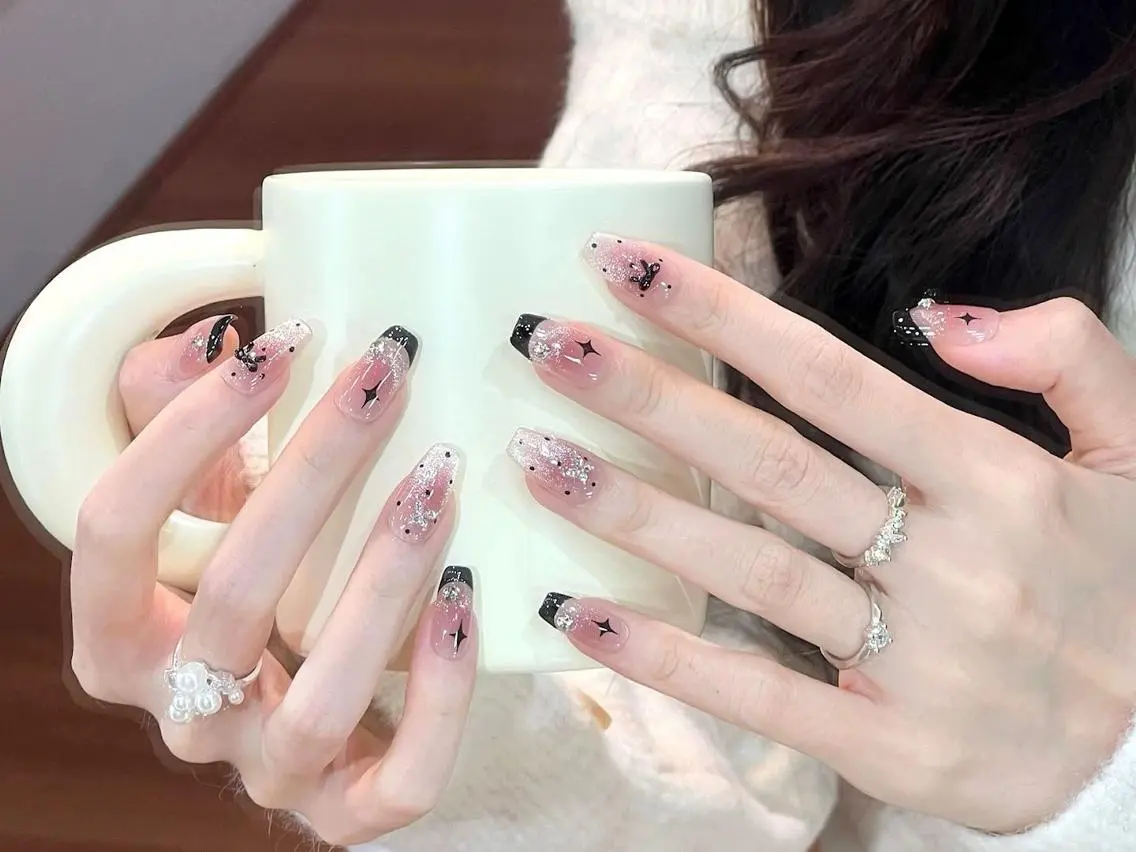 ネイル フレンチネイル ジェルネイル ガーリー ミディアムネイル シンプルネイル ハンドネイル ハンドケア Mellow 💃のネイルデザイン