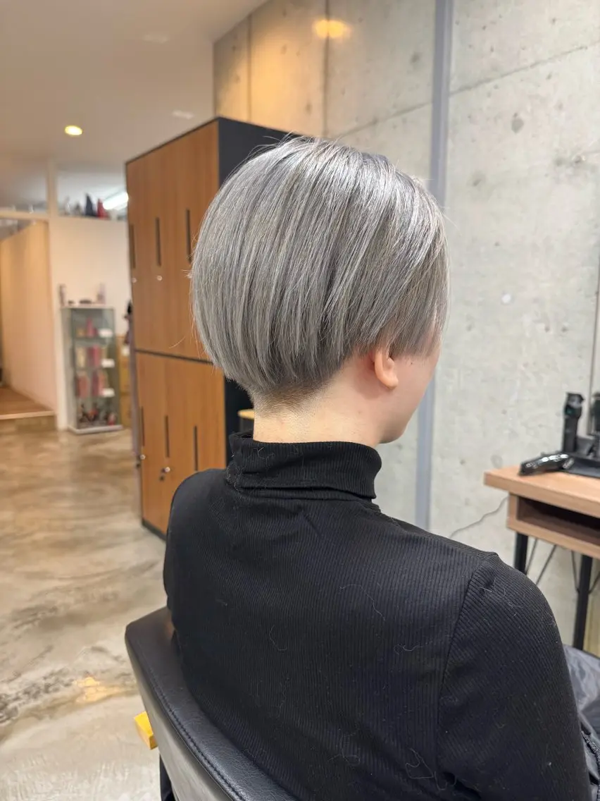 ショート カラー ブリーチ ヘアカラー トリートメント &SONS 小林亨のヘアスタイル