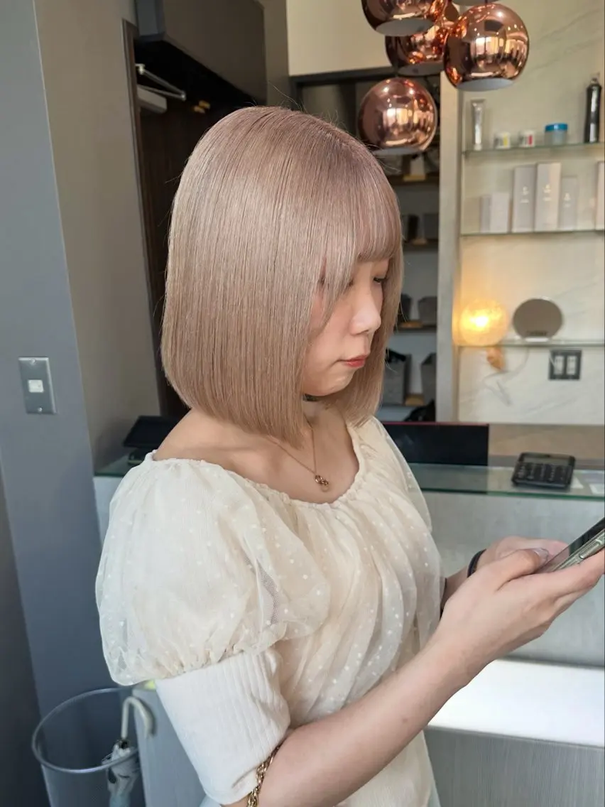 ミディアム カラー ベージュカラー ブリーチ ブロンド ケアブリーチ 透明感カラー ヘアカラー トリートメント 天神暖色カラー レイヤー・髪質改善のヘアスタイル
