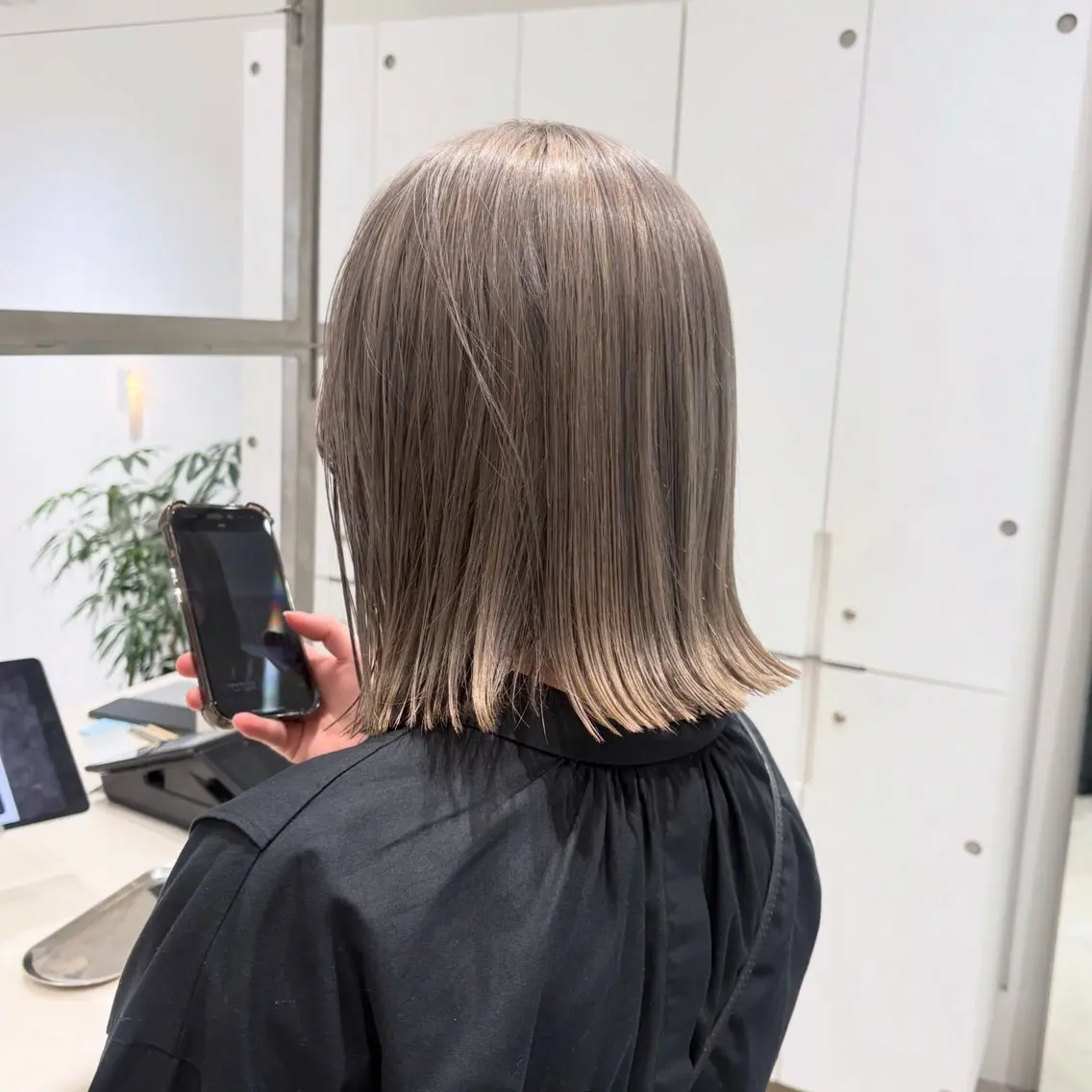 ミディアム カラー ベージュカラー ブリーチ ダブルカラー グレージュ ハイトーンカラー カット ヘアカラー トリートメント ヘッドスパ ヘアセット カジュアルを女っぽく 𝗮𝘆𝗮𝗰𝗼のヘアスタイル