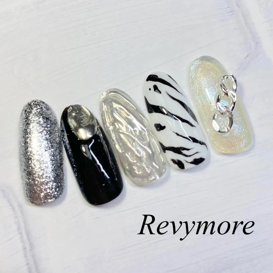 ミディアム ネイル アニマル柄 フットネイル ジェルネイル ミラーネイル シンプルネイル nail salon Revymoreのネイルデザイン