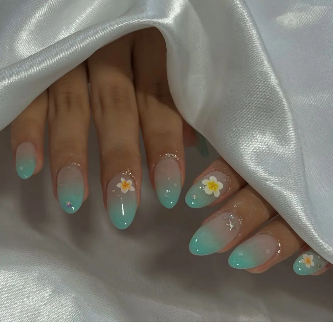 ネイル ハンドネイル フットネイル LAVISH nanamiのネイルデザイン