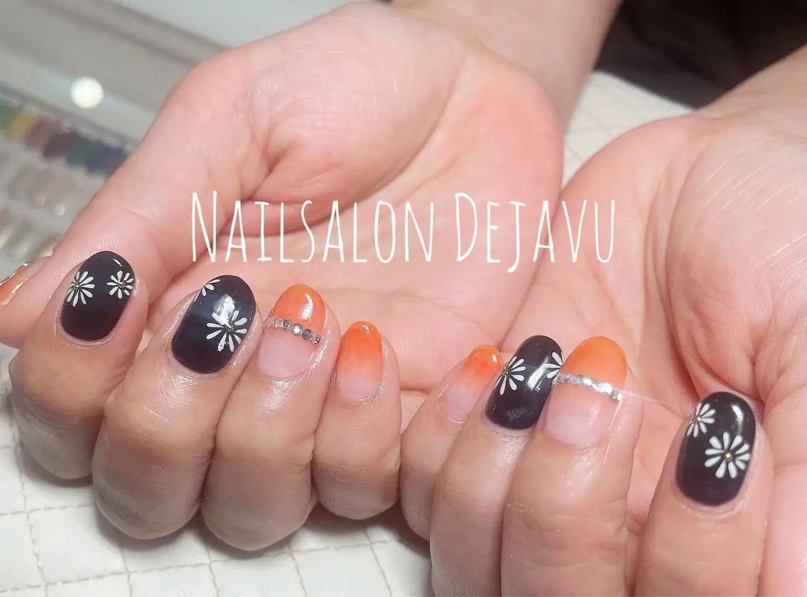 ネイル フラワーネイル ネイビー オレンジ ハンドネイル Nail salon Dejavu 🌿のネイルデザイン