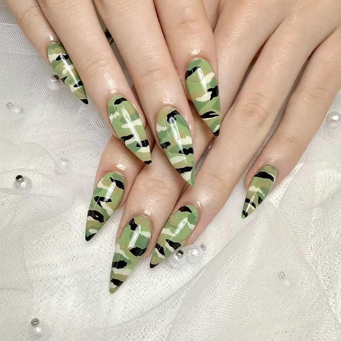 ネイル ジェルネイル 韓国ネイル マグネットネイル 持ち込み ワンカラーネイル ハンドネイル ハンドケア R1🎀Nail💕 池袋東口店のネイルデザイン