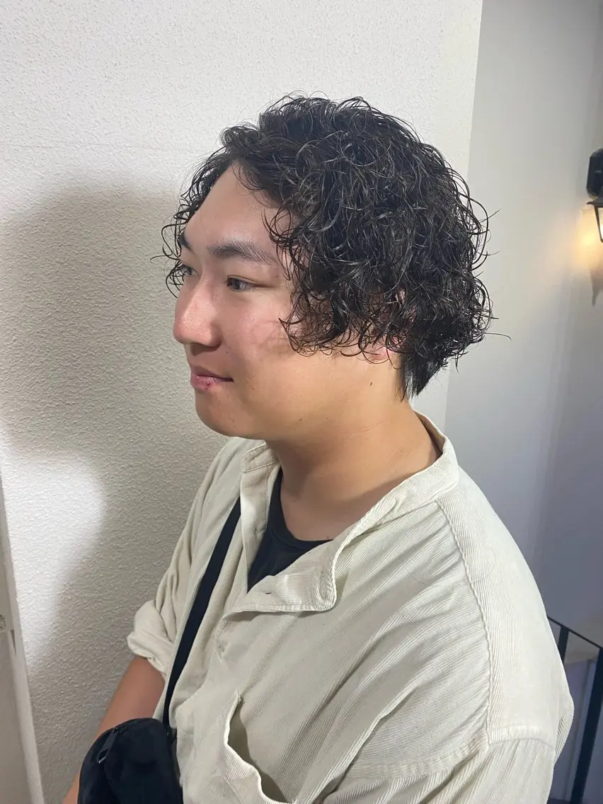 セミロング パーマ メンズ メンズパーマ セミロングパーマ スパイラルパーマ メンズ特化 岸本 阪急六甲サロンドロイのヘアスタイル