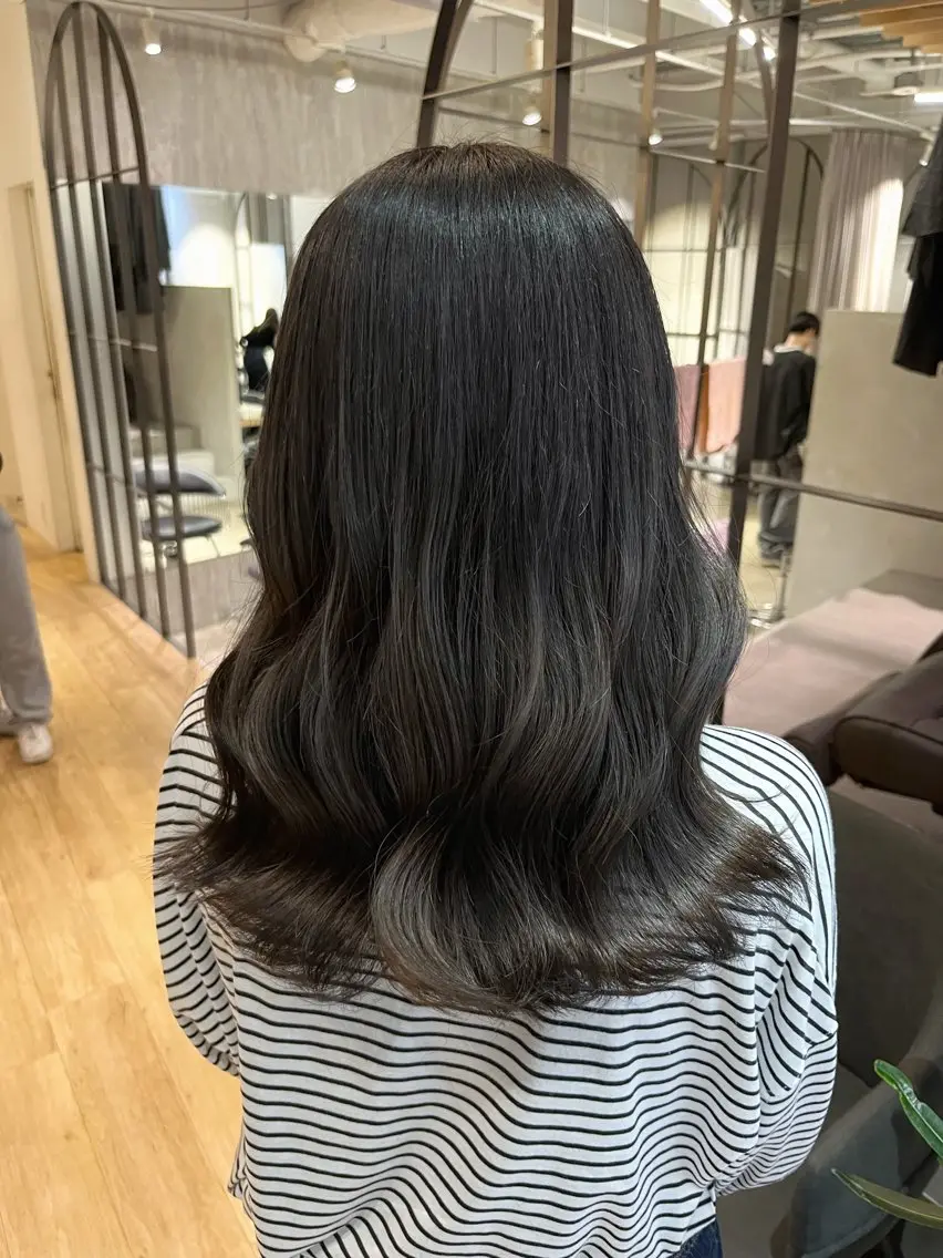 カラー hinaru ．のヘアスタイル