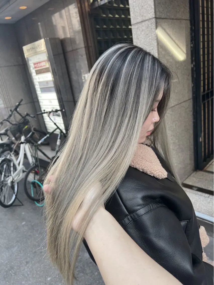ロング カラー バレイヤージュ シルバー ホワイトシルバー レイヤーカット ヘアカラー トリートメント 指名数No.1 /NAOYAのヘアスタイル