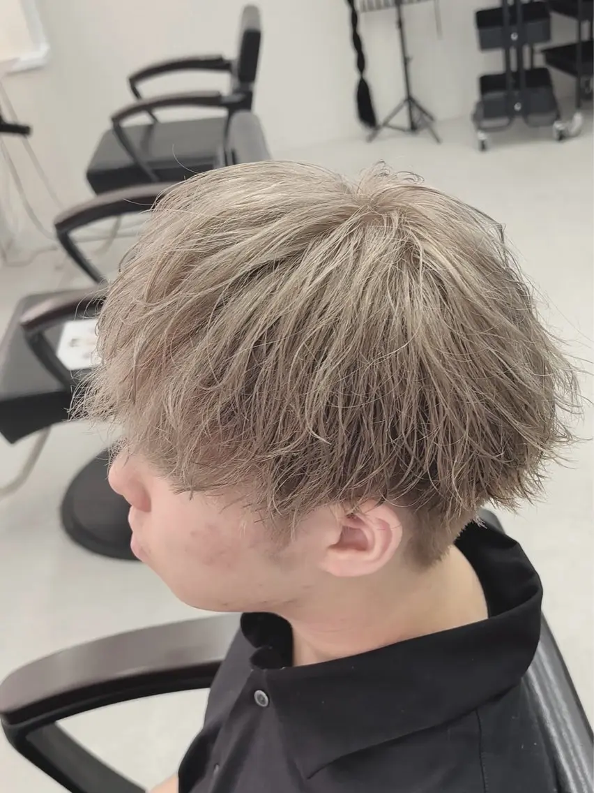 カラー メンズ メンズブリーチ センターパート メンズハイトーン マッシュ ベージュカラー カット ヘアカラー KanedaRio パーマ/フェードのヘアスタイル